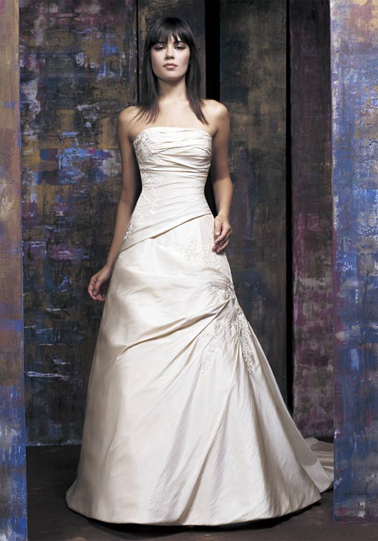 I found this wedding gown on DIY Trade from Kelly's Bridal